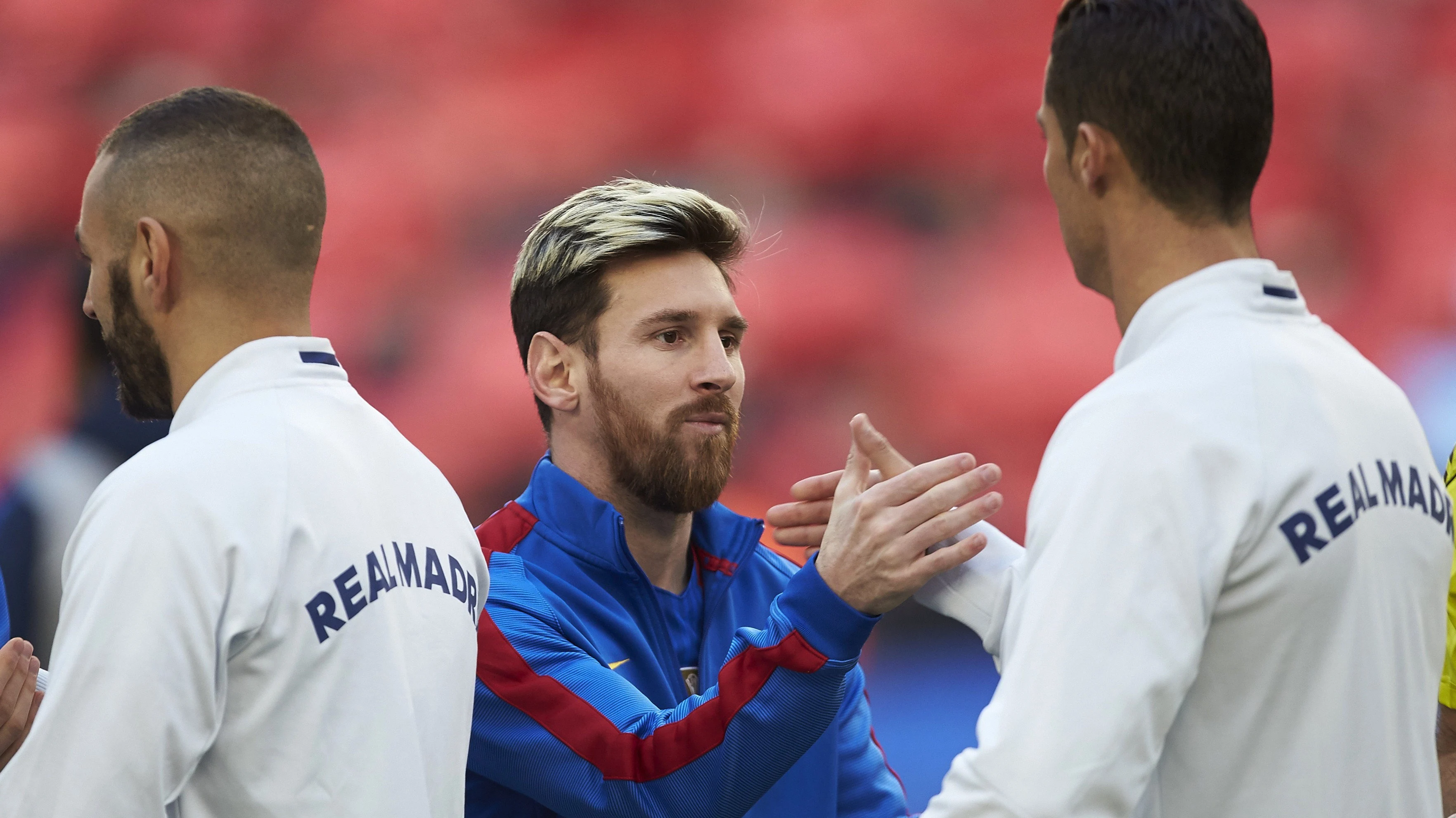 Messi y Cristiano se saludan antes de un Clásico en el Camp Nou