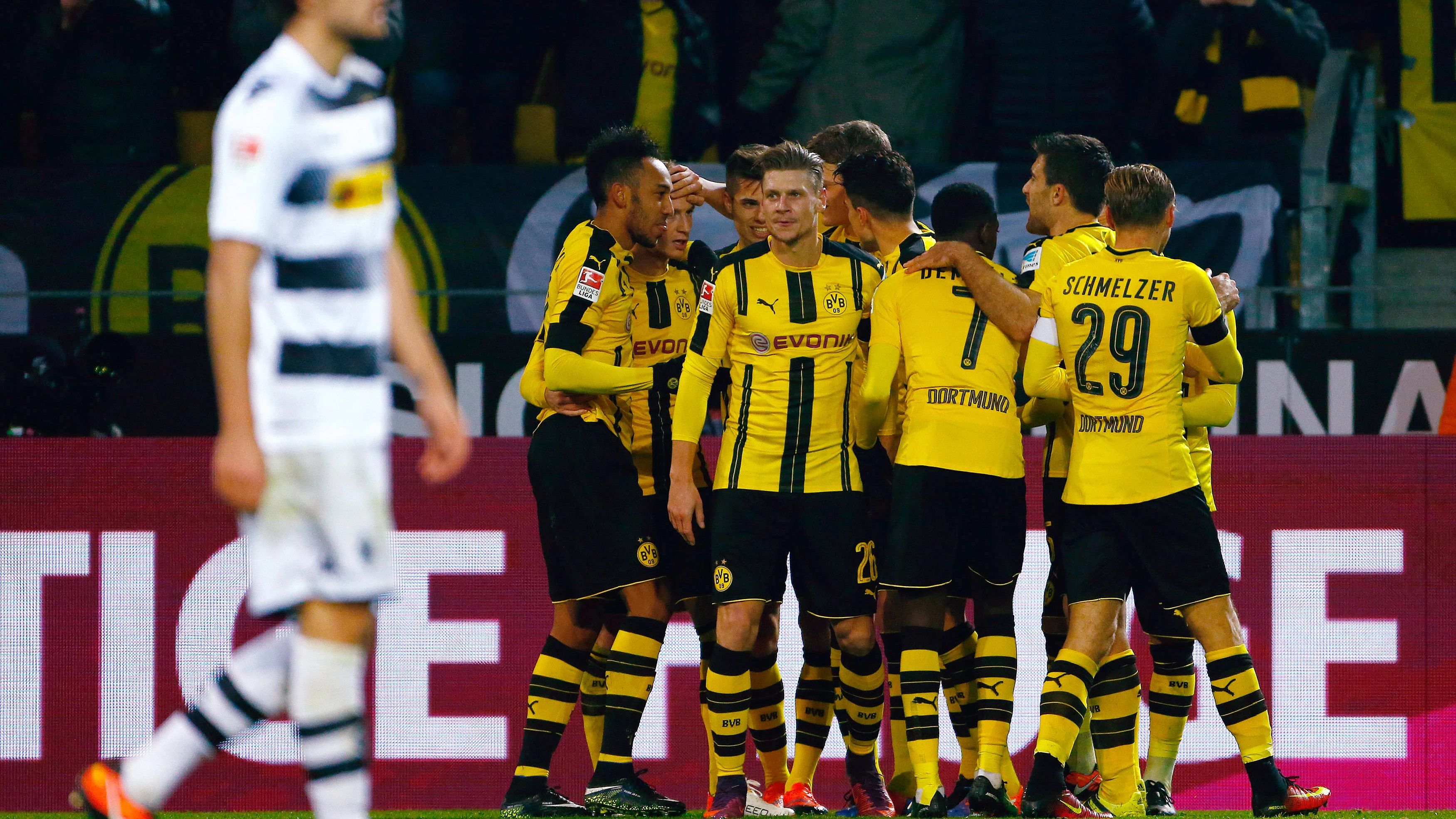 Los jugadores del Borussia Dortmund celebran un gol