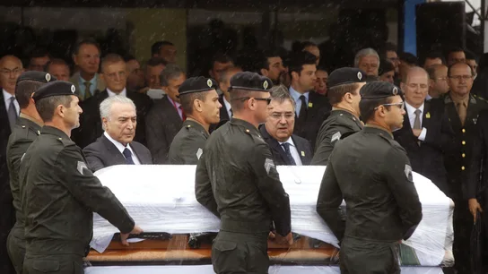 Llegan a Chapecó los cuerpos de los jugadores fallecidos en el accidente aéreo Llegan a Chapecó los cuerpos de los jugadores fallecidos en el accidente aéreo