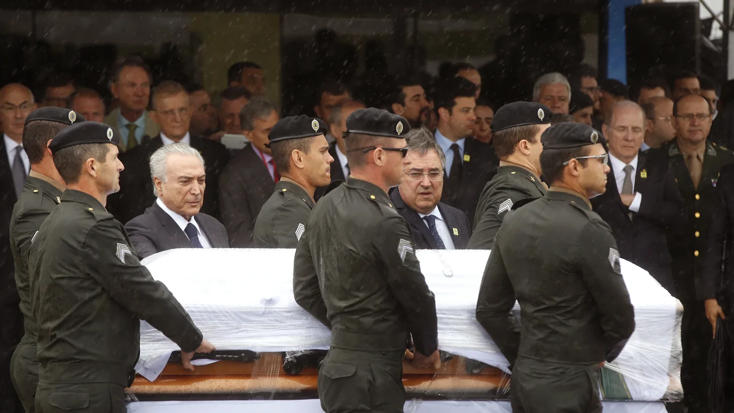 Llegan a Chapecó los cuerpos de los jugadores fallecidos en el accidente aéreo Llegan a Chapecó los cuerpos de los jugadores fallecidos en el accidente aéreo