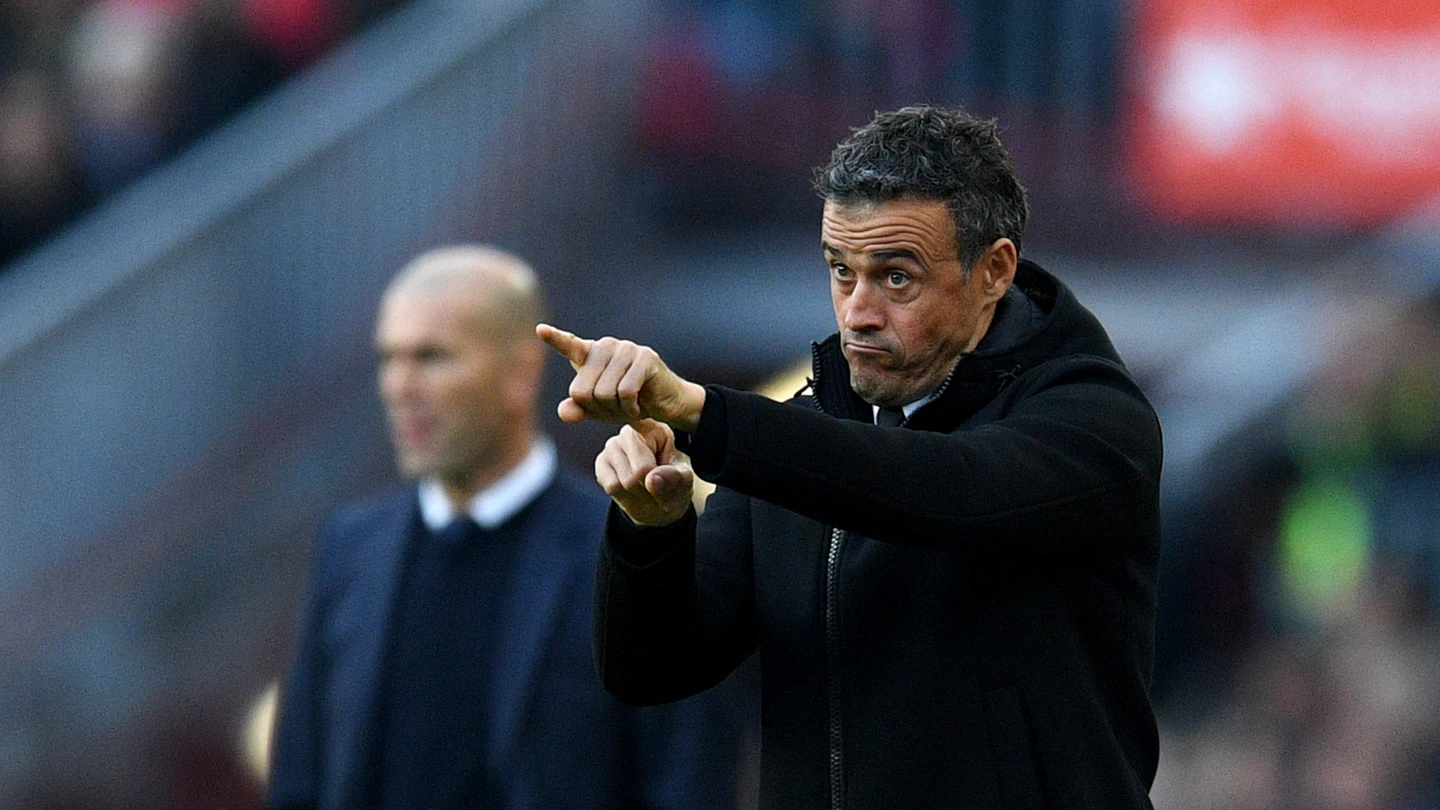 Luis Enrique señala una acción en la banda del Camp Nou Luis Enrique señala una acción en la banda del Camp Nou