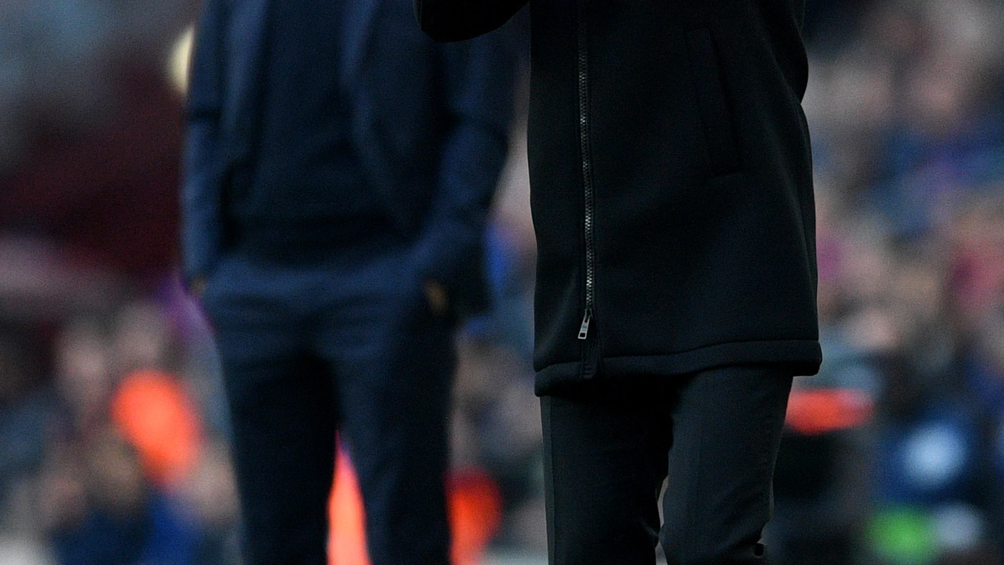 Luis Enrique señala una acción en la banda del Camp Nou