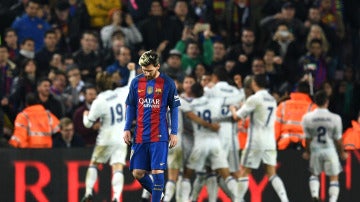 Leo Messi se lamenta tras el gol de Ramos
