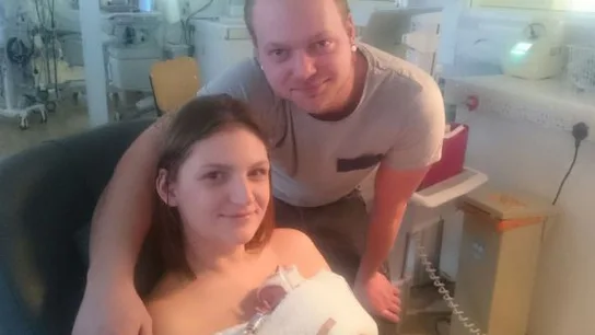 La pareja con Ava, la gemela diagnosticada con síndrome de transfusión fetofetal La pareja con Ava, la gemela diagnosticada con síndrome de transfusión fetofetal