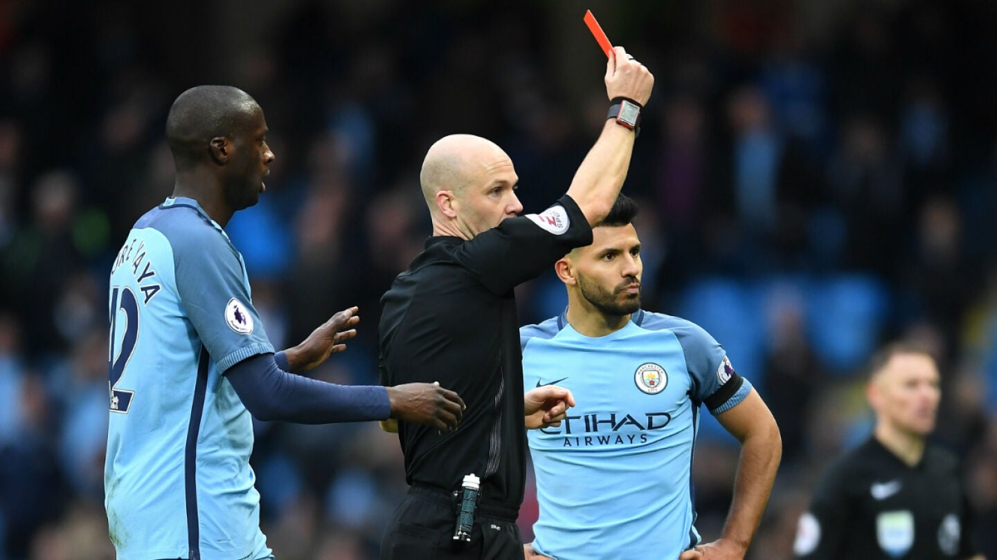 El &aacute;rbitro muestra la roja a Ag&uuml;ero