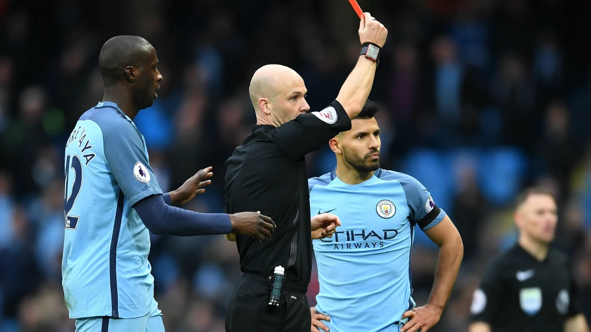 El árbitro muestra la roja a Agüero