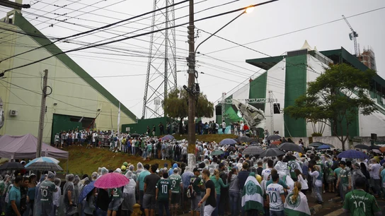 Aficionados homenajean a los cuerpos de los jugadores del Chapecoense Aficionados homenajean a los cuerpos de los jugadores del Chapecoense