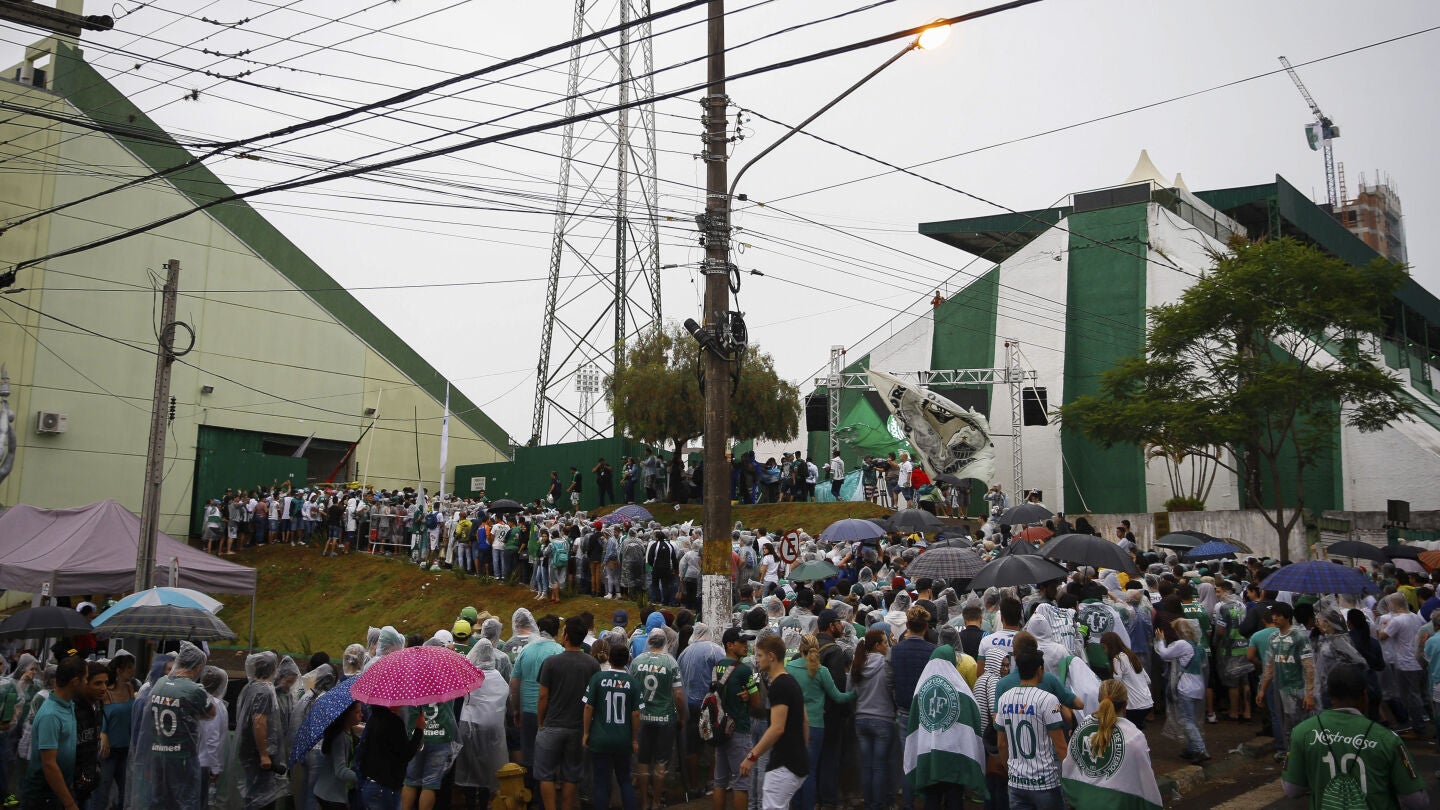 Aficionados homenajean a los cuerpos de los jugadores del Chapecoense