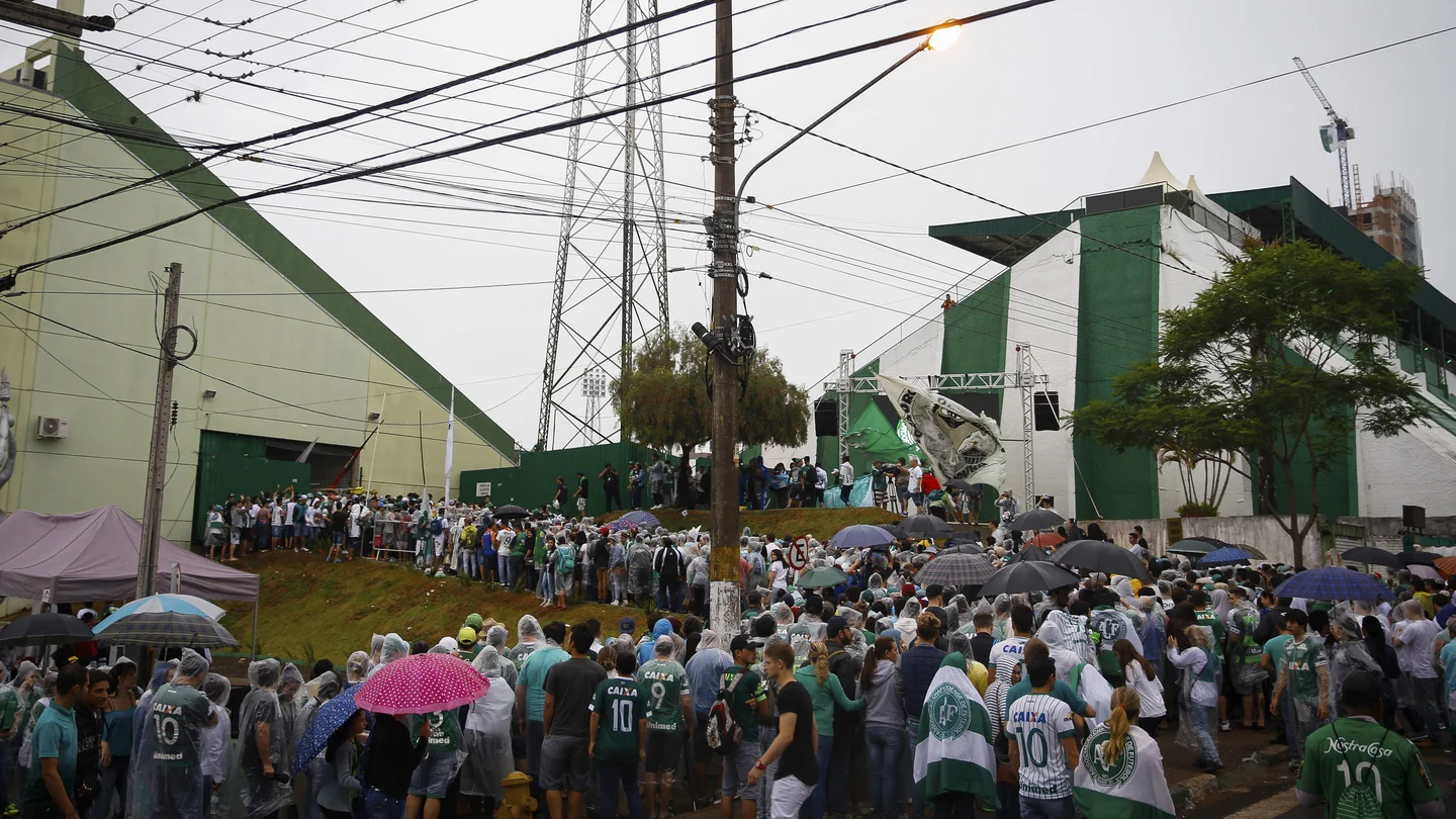 Aficionados homenajean a los cuerpos de los jugadores del Chapecoense Aficionados homenajean a los cuerpos de los jugadores del Chapecoense