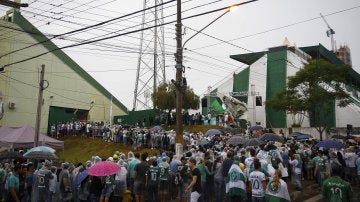 Aficionados homenajean a los cuerpos de los jugadores del Chapecoense