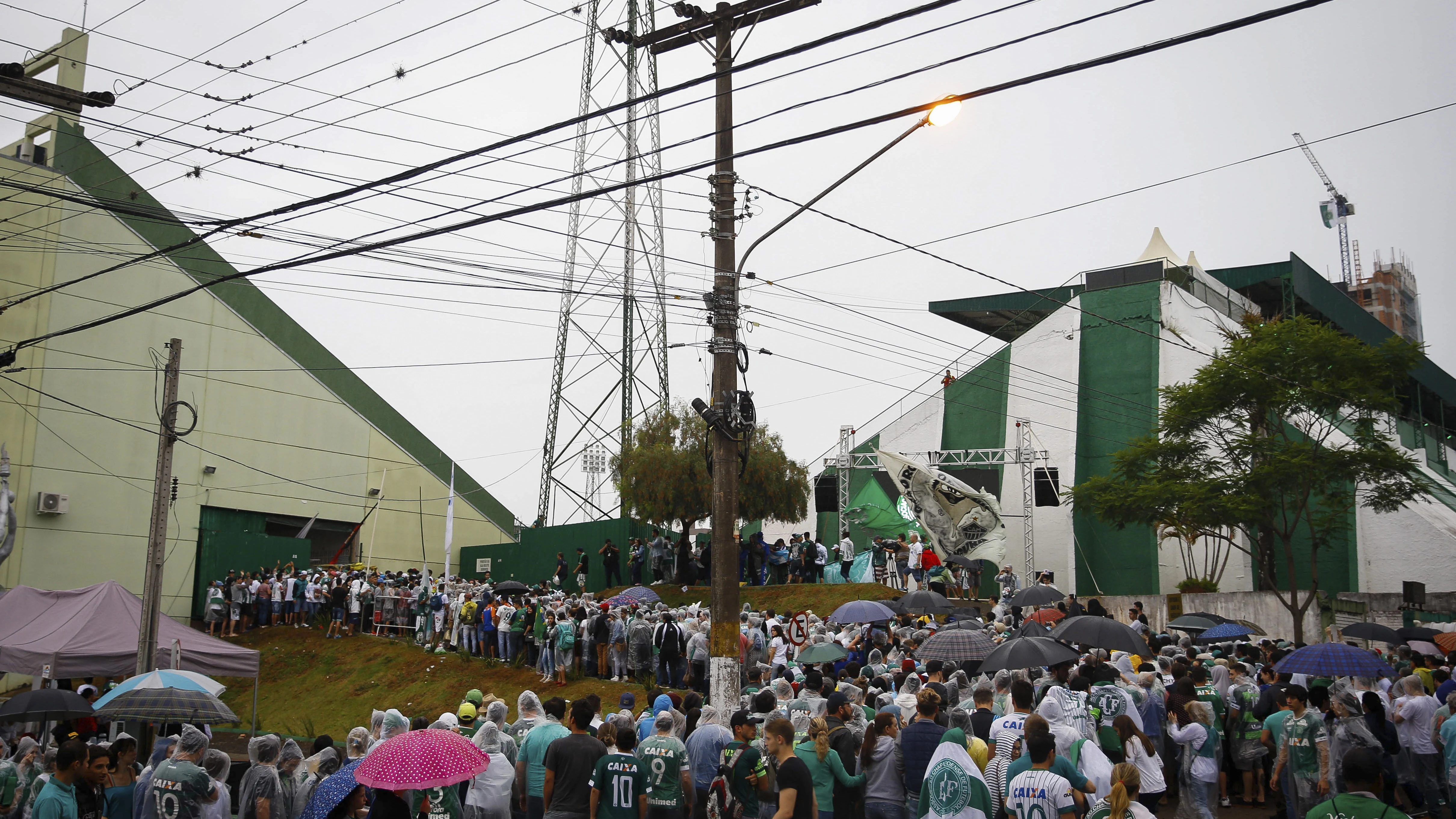 Aficionados homenajean a los cuerpos de los jugadores del Chapecoense Aficionados homenajean a los cuerpos de los jugadores del Chapecoense