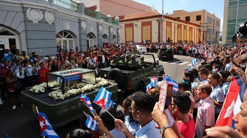 Miles de personas reciben a la caravana con las cenizas del fallecido líder de la revolución cubana Fidel Castro 