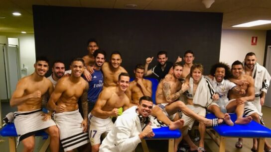Foto de equipo del Real Madrid tras empatar en el Camp Nou