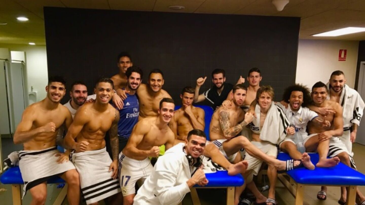 Foto de equipo del Real Madrid tras empatar en el Camp Nou