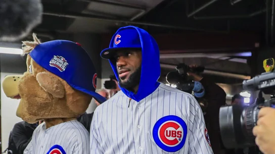 Lebron James vestido de los Cachorros de Chicago Lebron James vestido de los Cachorros de Chicago