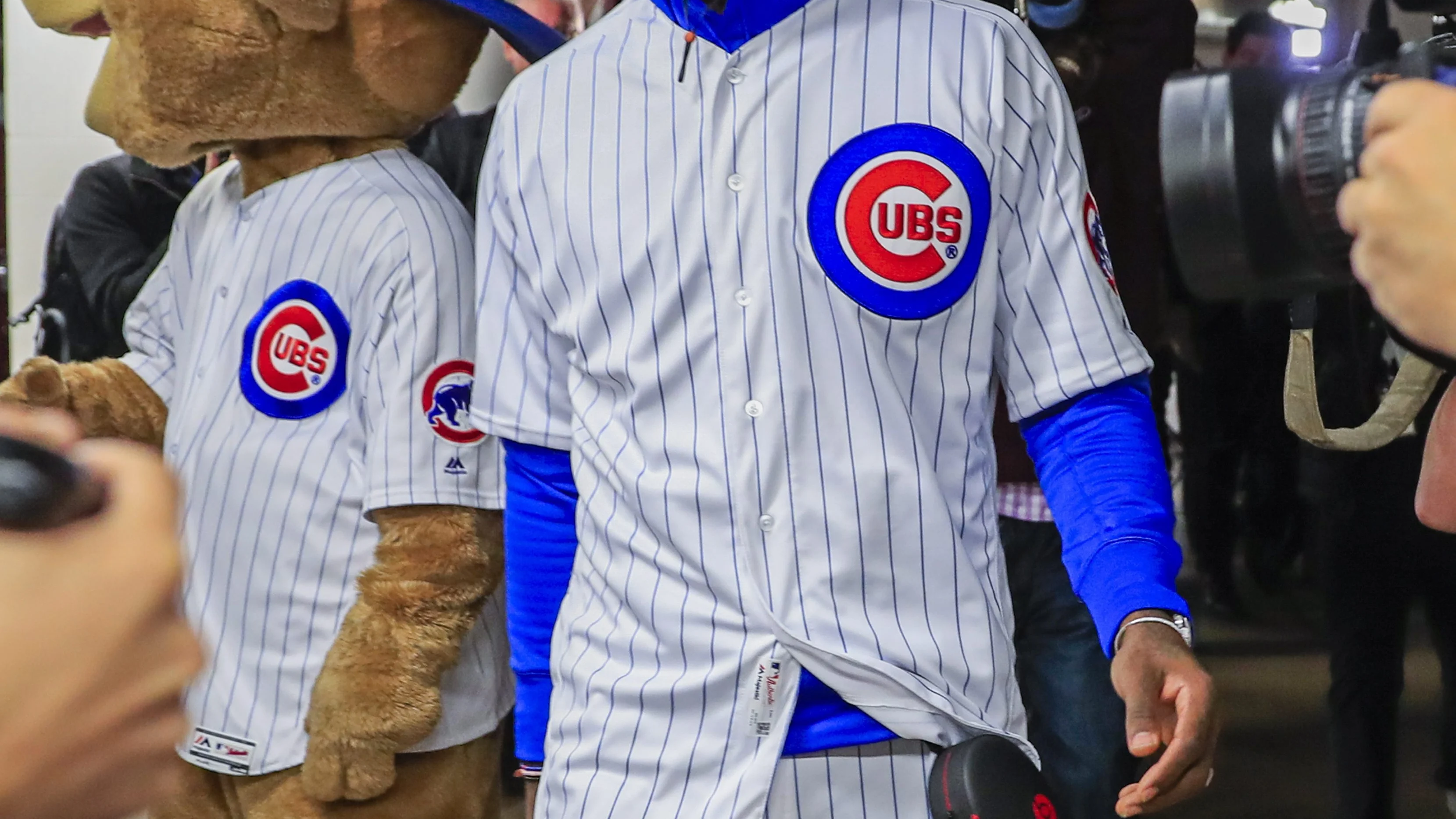 Lebron James vestido de los Cachorros de Chicago