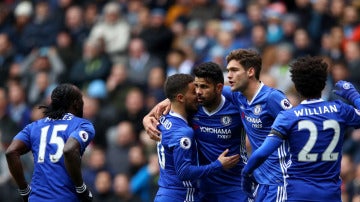 Diego Costa y Hazard celebran un gol en el Etihad