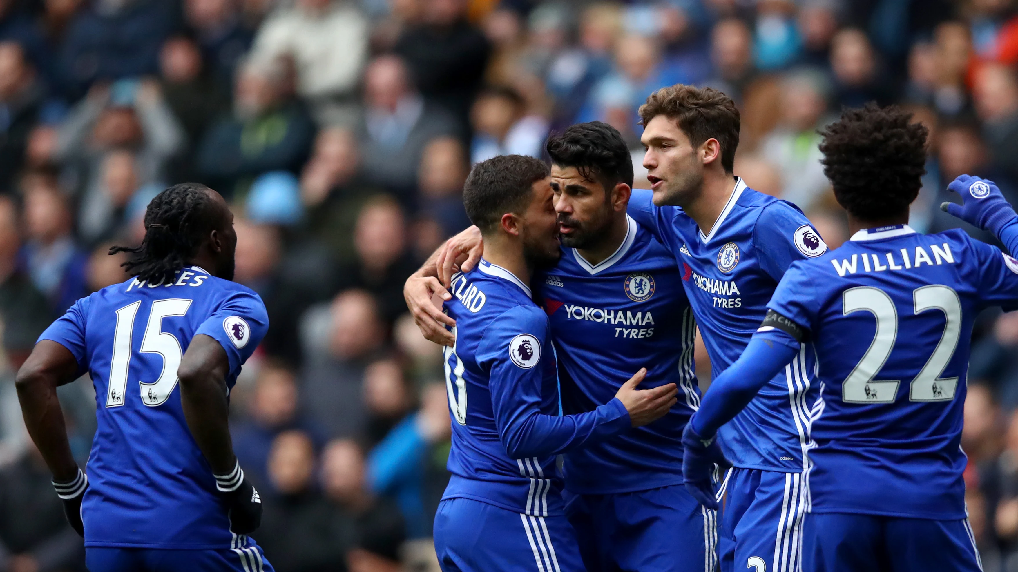 Diego Costa y Hazard celebran un gol en el Etihad