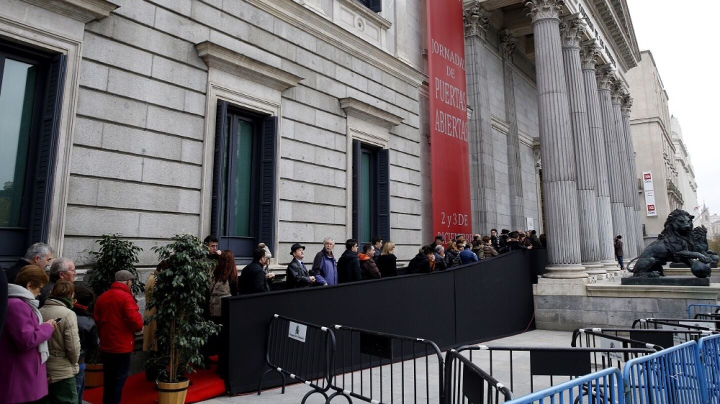 Cientos de personas hacen cola ante la puerta principal del Congreso de los Diputados