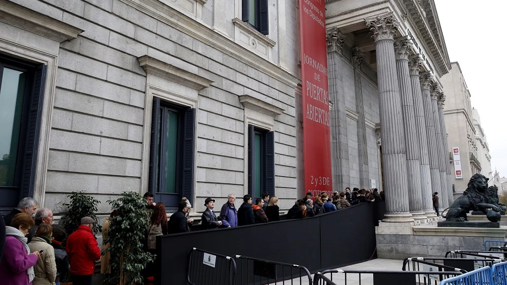 Cientos de personas hacen cola ante la puerta principal del Congreso de los Diputados