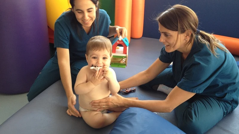 Un niño con daño cerebral es tratado en la Fundación DACER