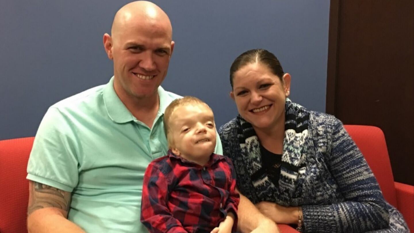 Los padres de Grayson Kole junto a su hijo