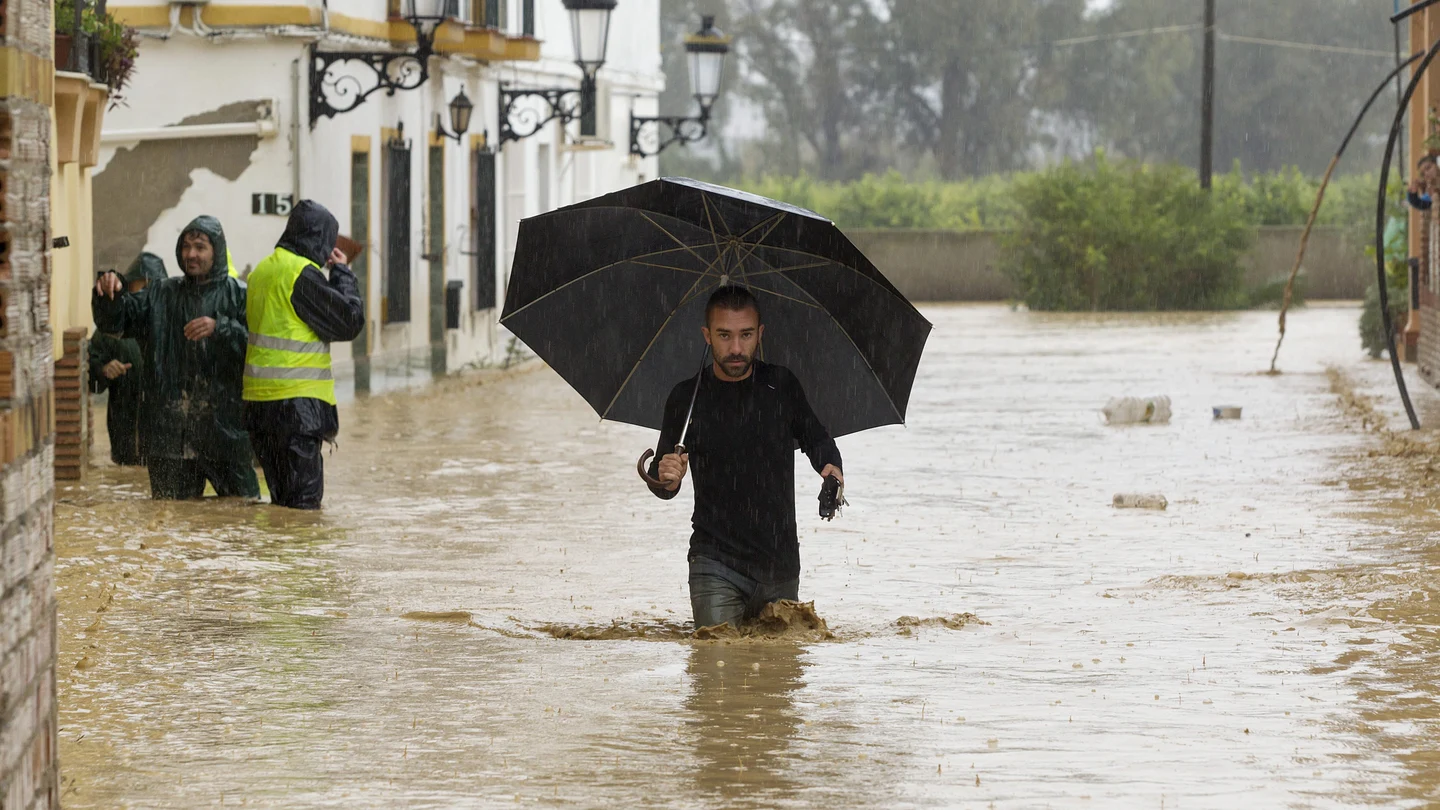 Una persona camina entre las casas inundadas en la barriada Doña Ana de la localidad malagueña de Cártama por las fuertes lluvias caídas esta noche Una persona camina entre las casas inundadas en la barriada Doña Ana de la localidad malagueña de Cártama por las fuertes lluvias caídas esta noche