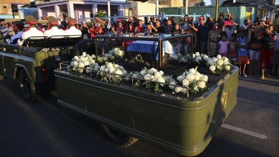 La caravana que traslada los restos del l&iacute;der de la revoluci&oacute;n cubana, Fidel Castro, se dirige hacia el cementerio Santa Ifigenia en Santiago