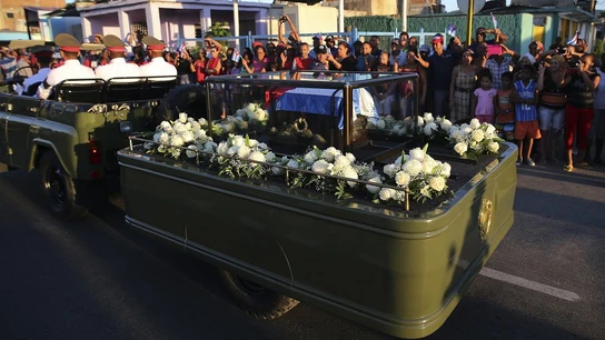 La caravana que traslada los restos del líder de la revolución cubana, Fidel Castro, se dirige hacia el cementerio Santa Ifigenia en Santiago La caravana que traslada los restos del líder de la revolución cubana, Fidel Castro, se dirige hacia el cementerio Santa Ifigenia en Santiago