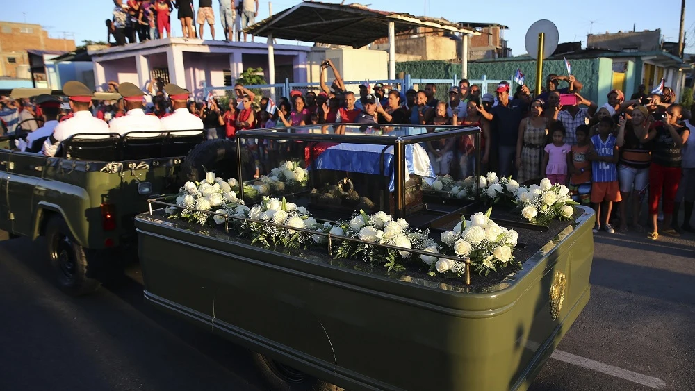 La caravana que traslada los restos del líder de la revolución cubana, Fidel Castro, se dirige hacia el cementerio Santa Ifigenia en Santiago