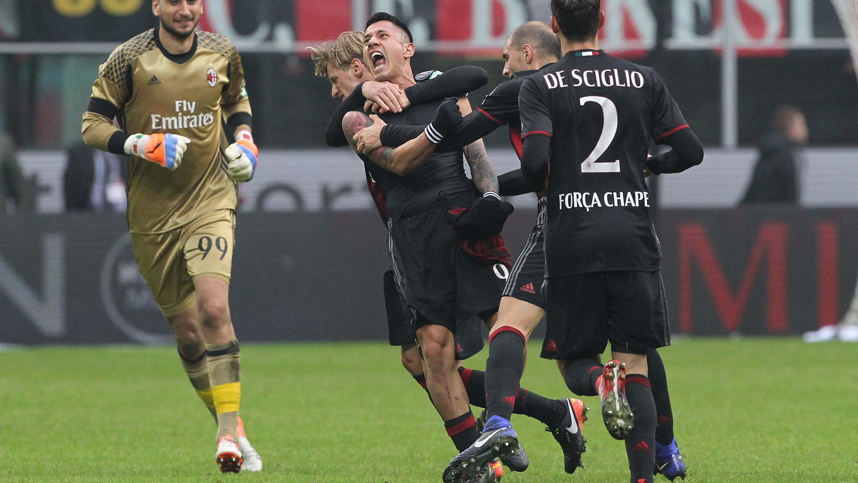 Lapadula celebra el definitivo 2-1 ante el Crotone