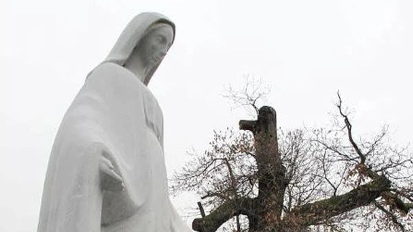 Estatua de la Virgen María en Publier Estatua de la Virgen María en Publier