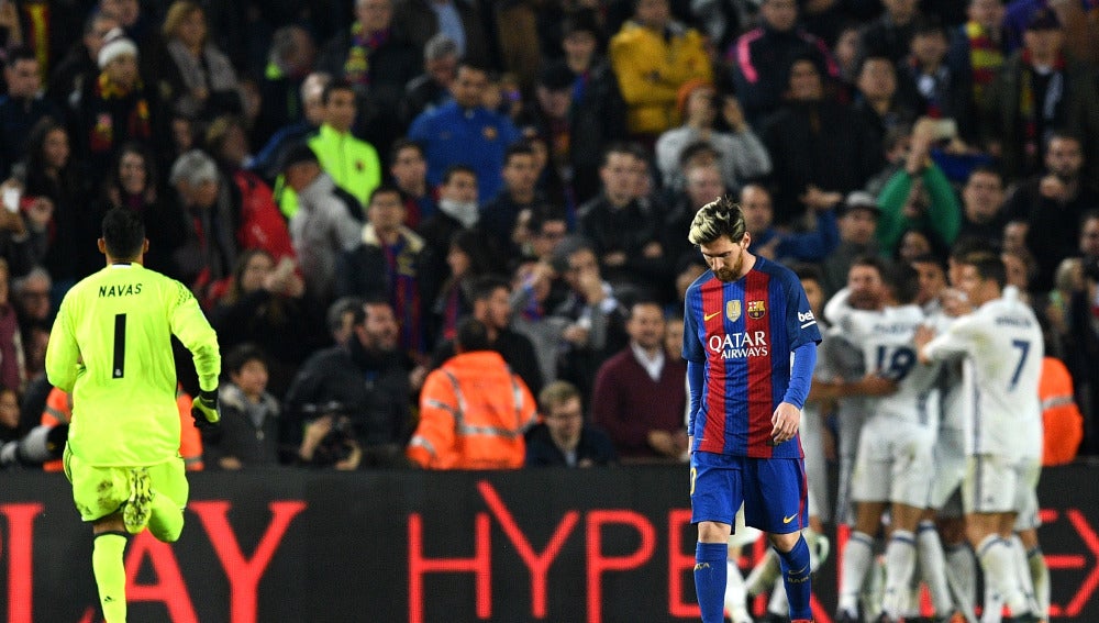 Messi, cabizbajo tras el gol de Ramos