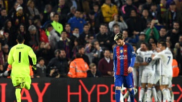 Messi, cabizbajo tras el gol de Ramos