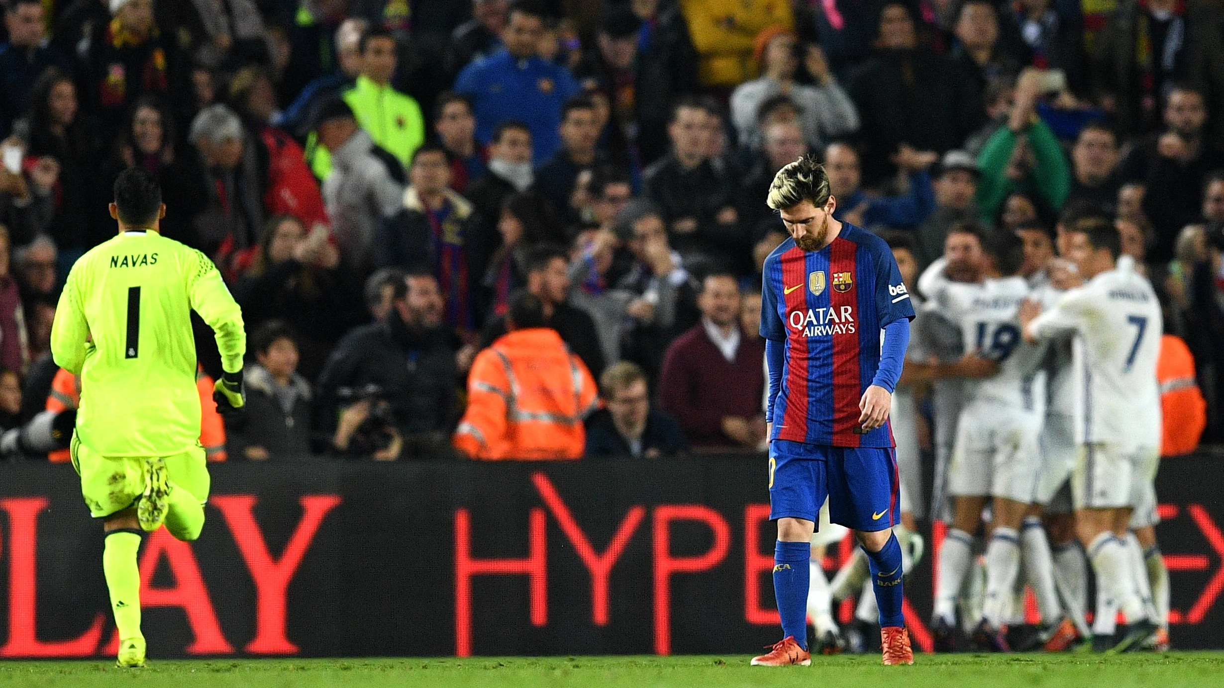 Messi, cabizbajo tras el gol de Ramos