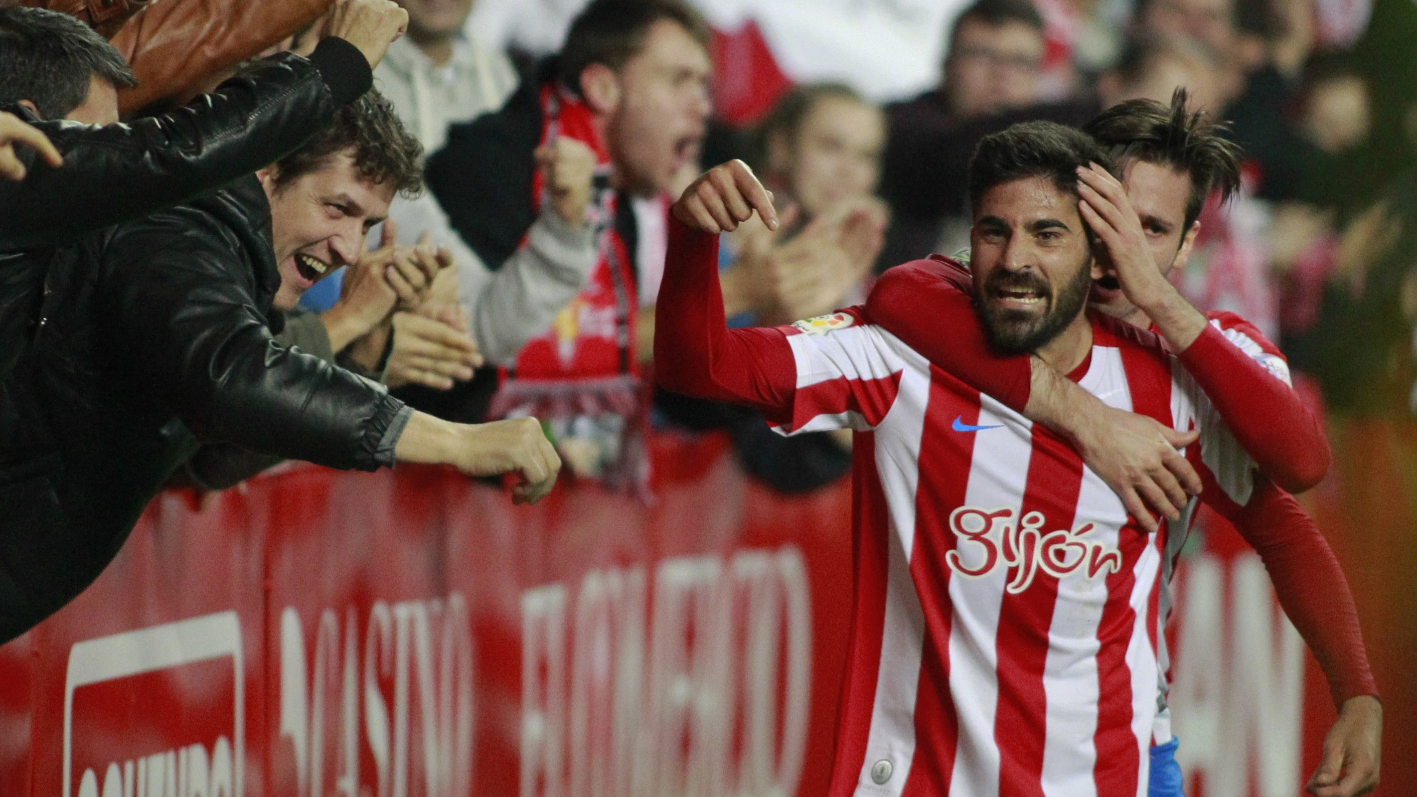 Carlos Carmona celebra un gol ante Osasuna