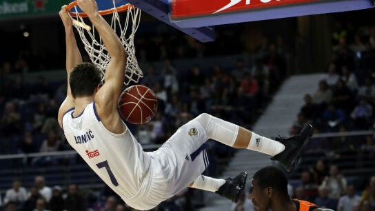 Doncic machaca el aro