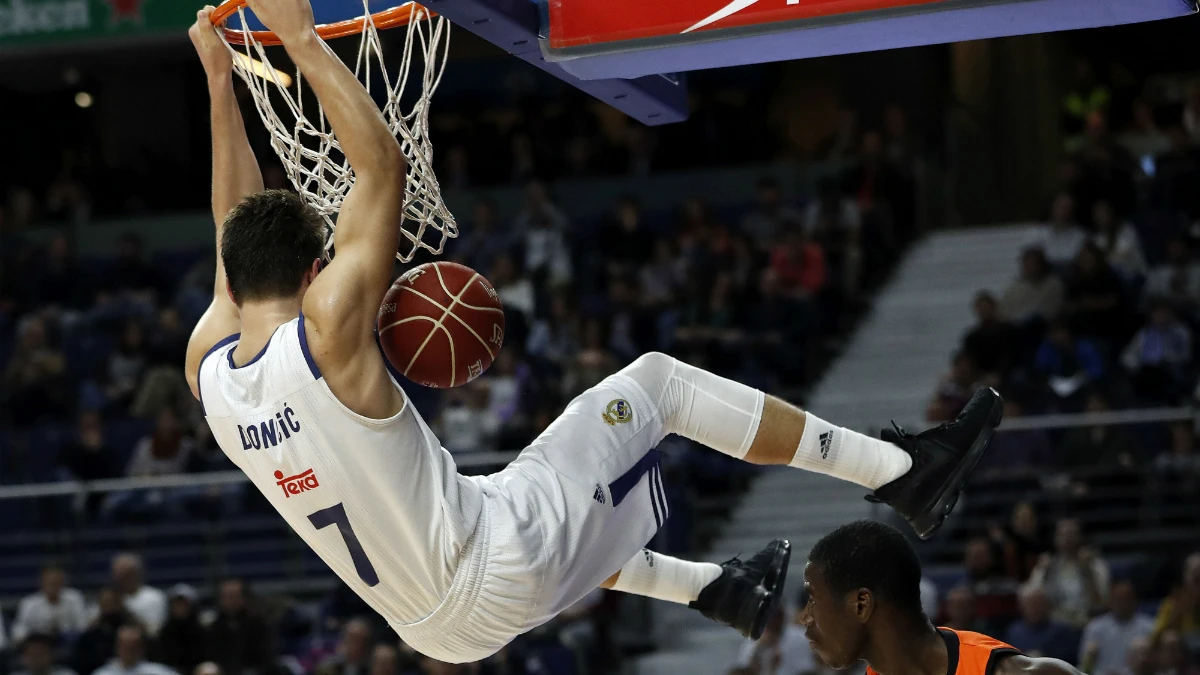 Doncic machaca el aro