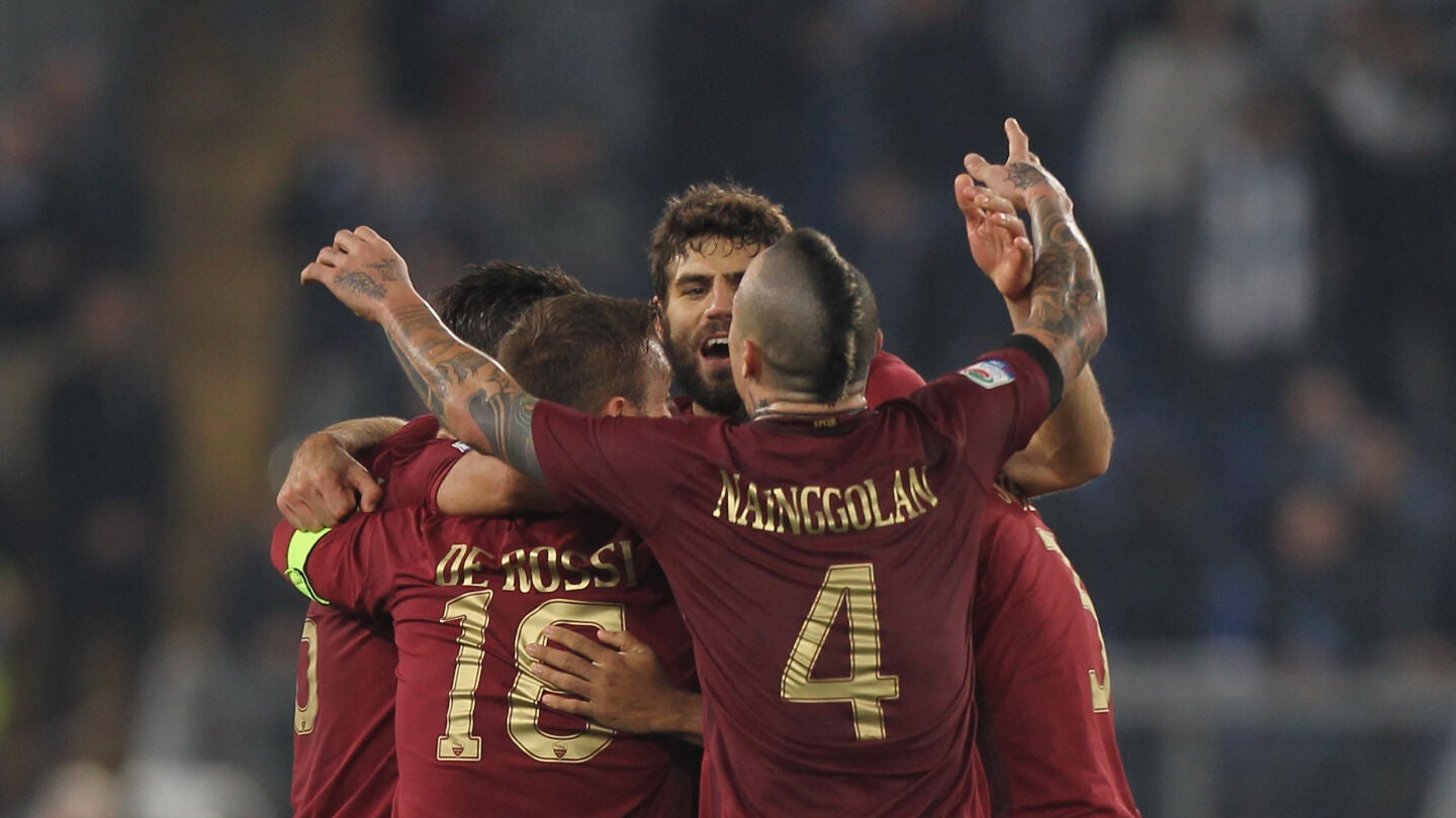 Jugadores de la Roma celebrando un gol 