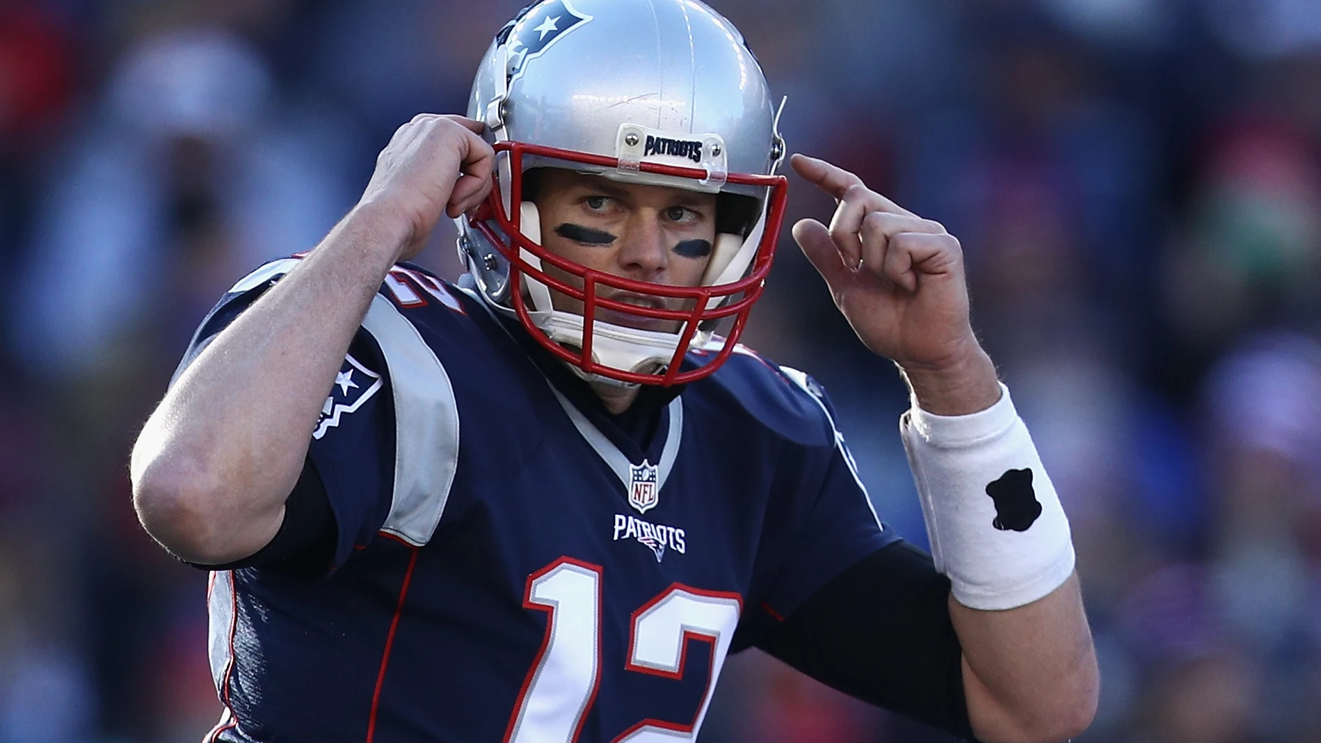 Tom Brady da indicaciones Tom Brady da indicaciones