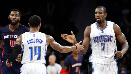 Serge Ibaka choca su mano con la de DJ Augustin Serge Ibaka choca su mano con la de DJ Augustin
