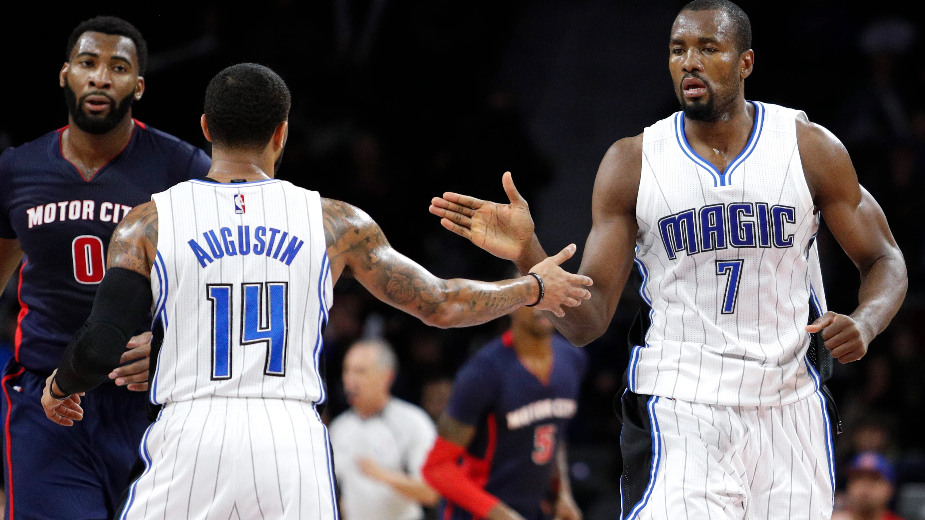 Serge Ibaka choca su mano con la de DJ Augustin