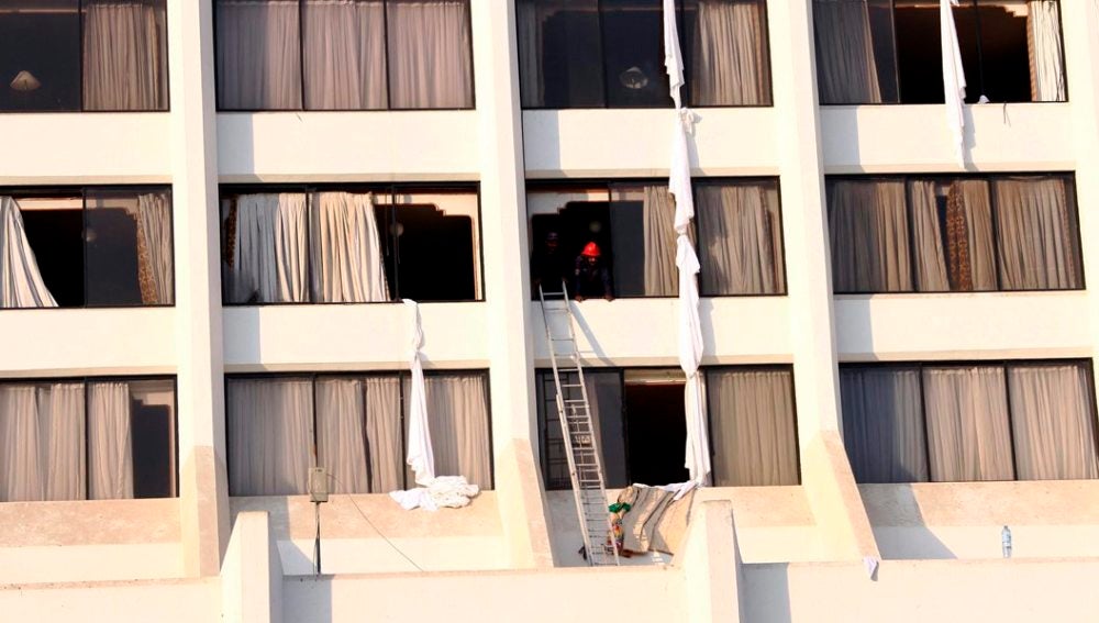 Hotel incendiado en Pakistán