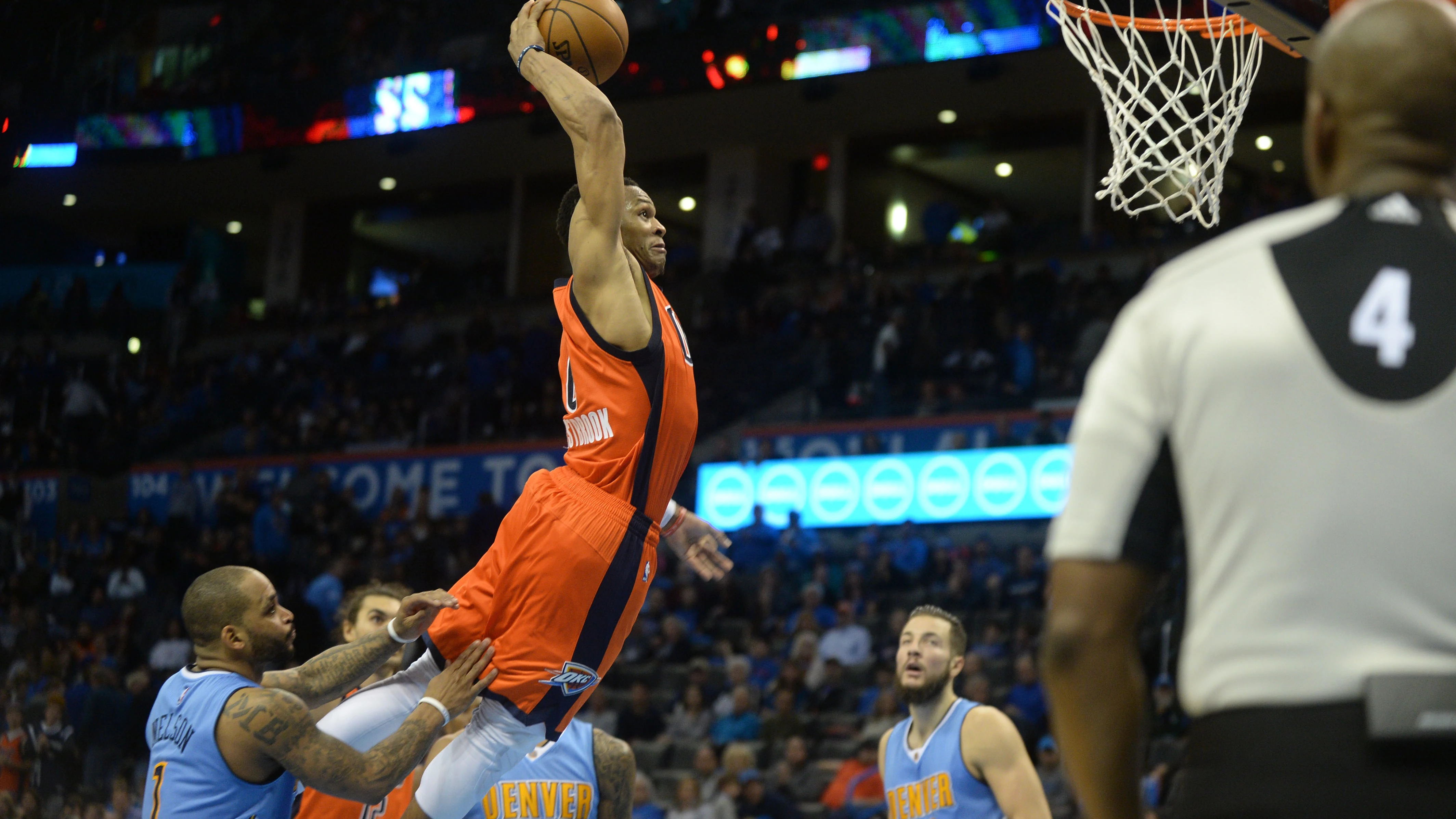 Russell Westbrook hace un espectacular mate