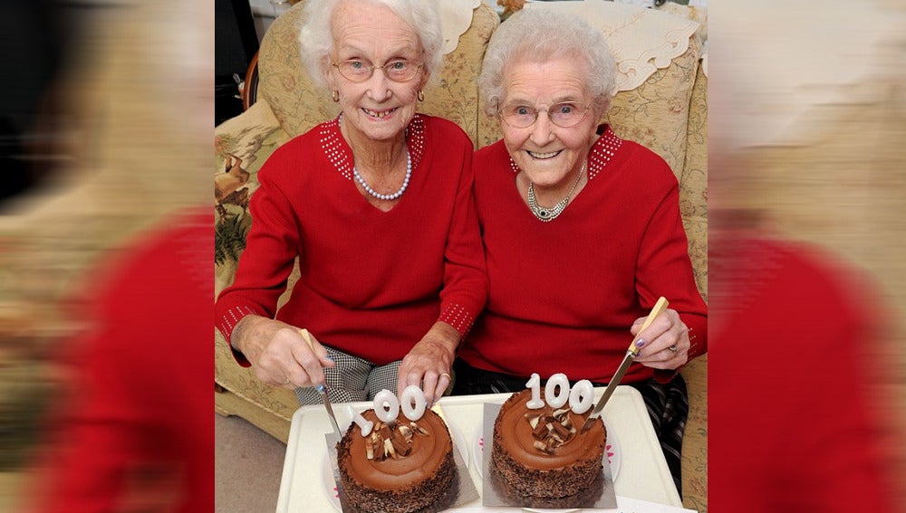 Mellizas centenarias celebrando su cumpleaños