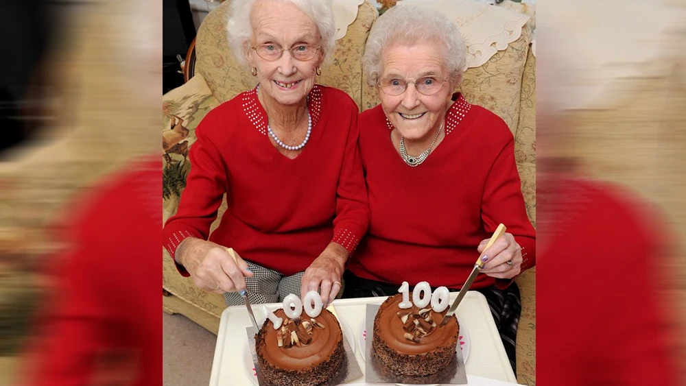 Mellizas centenarias celebrando su cumplea&ntilde;os