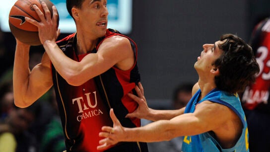 Pablo Prigioni, defendido por V&iacute;ctor Sada