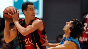 Pablo Prigioni, defendido por Víctor Sada