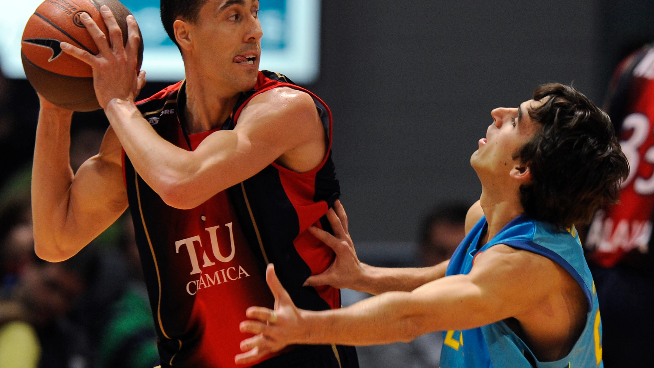 Pablo Prigioni, defendido por Víctor Sada