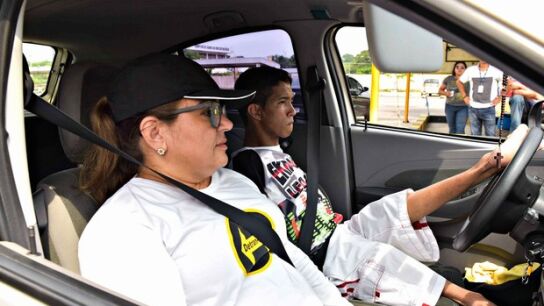 Leonardo de Souza, joven de 18 años sin brazos examinándose del carnet de conducir